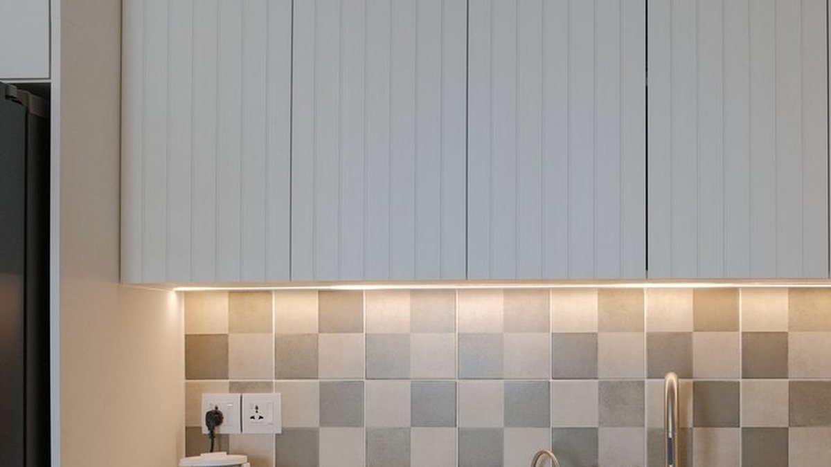 how to tile a backsplash around outlets